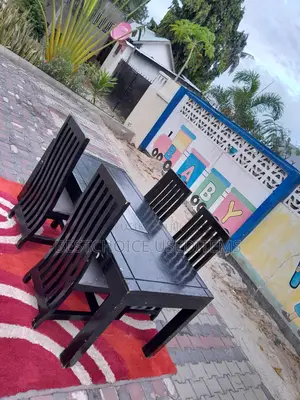 Dining Table Mbao Ngumu Kabisa Used Clean Nipo Mwenge