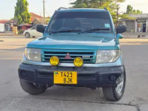 Mitsubishi Pajero 2000 Green