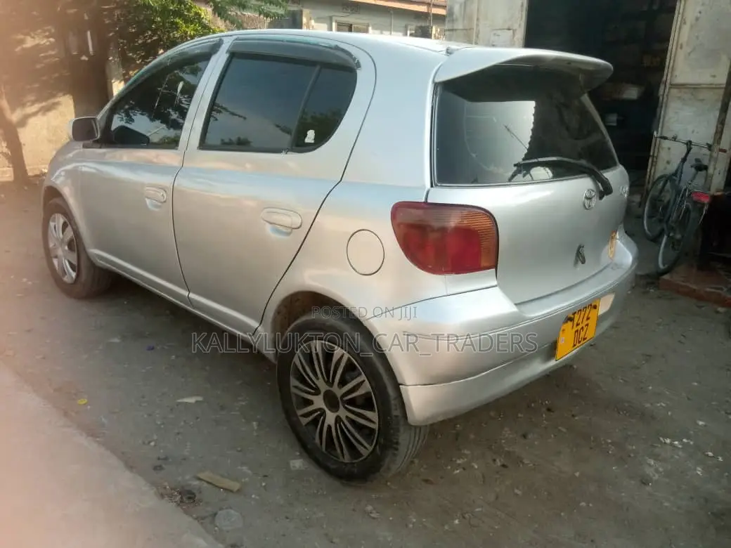 Toyota Vitz 2004 Silver