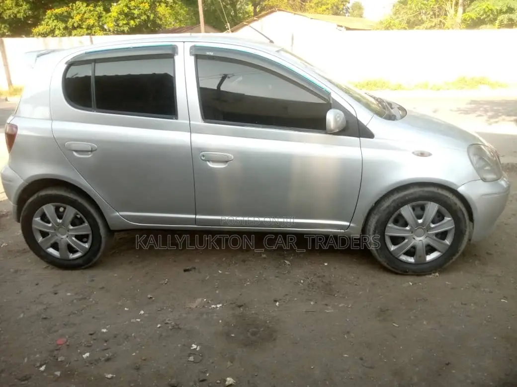 Toyota Vitz 2004 Silver