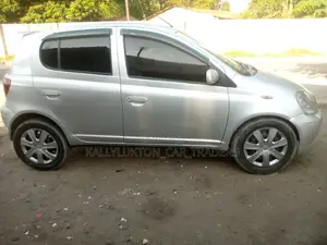 Toyota Vitz 2004 Silver
