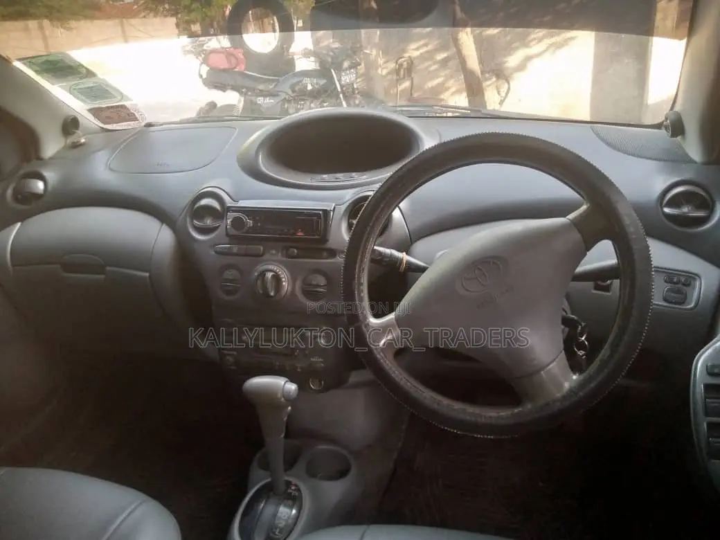 Toyota Vitz 2004 Silver