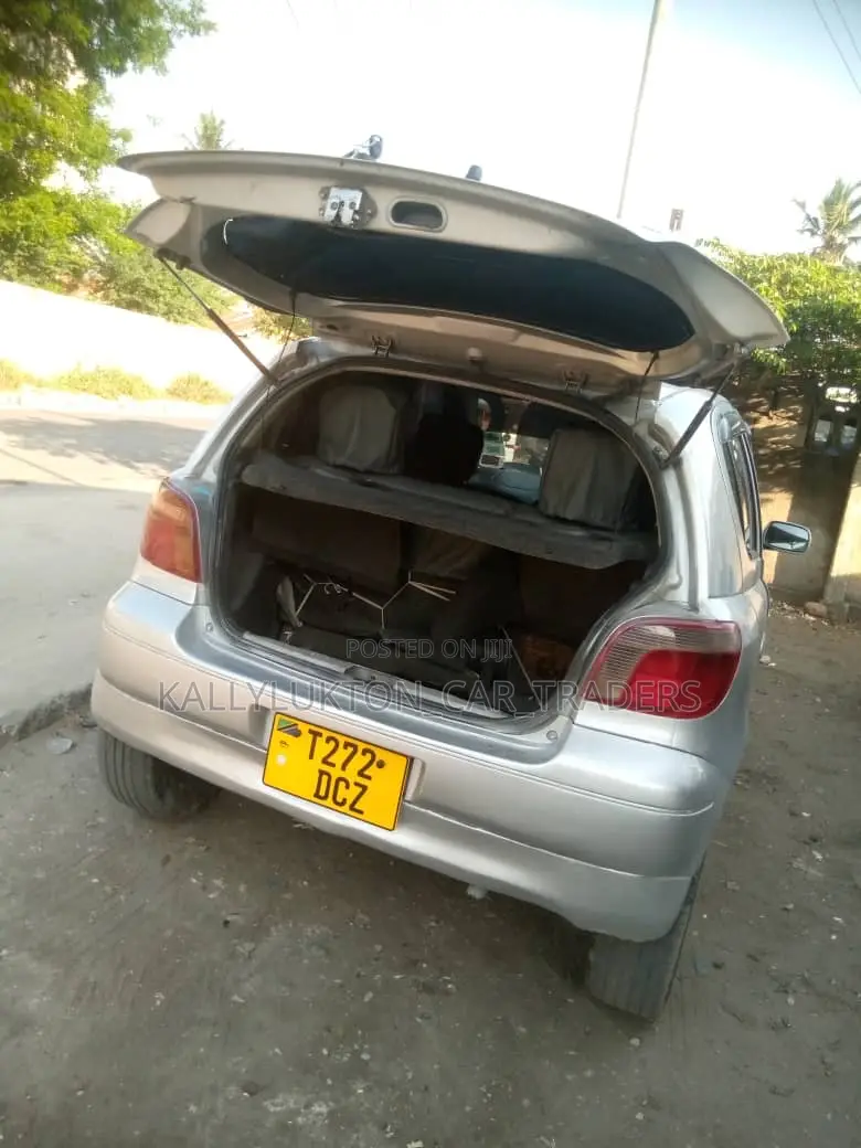 Toyota Vitz 2004 Silver