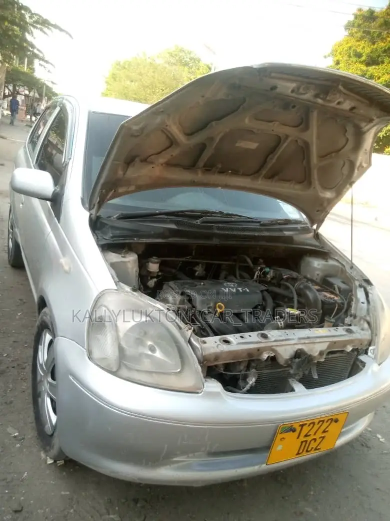 Toyota Vitz 2004 Silver