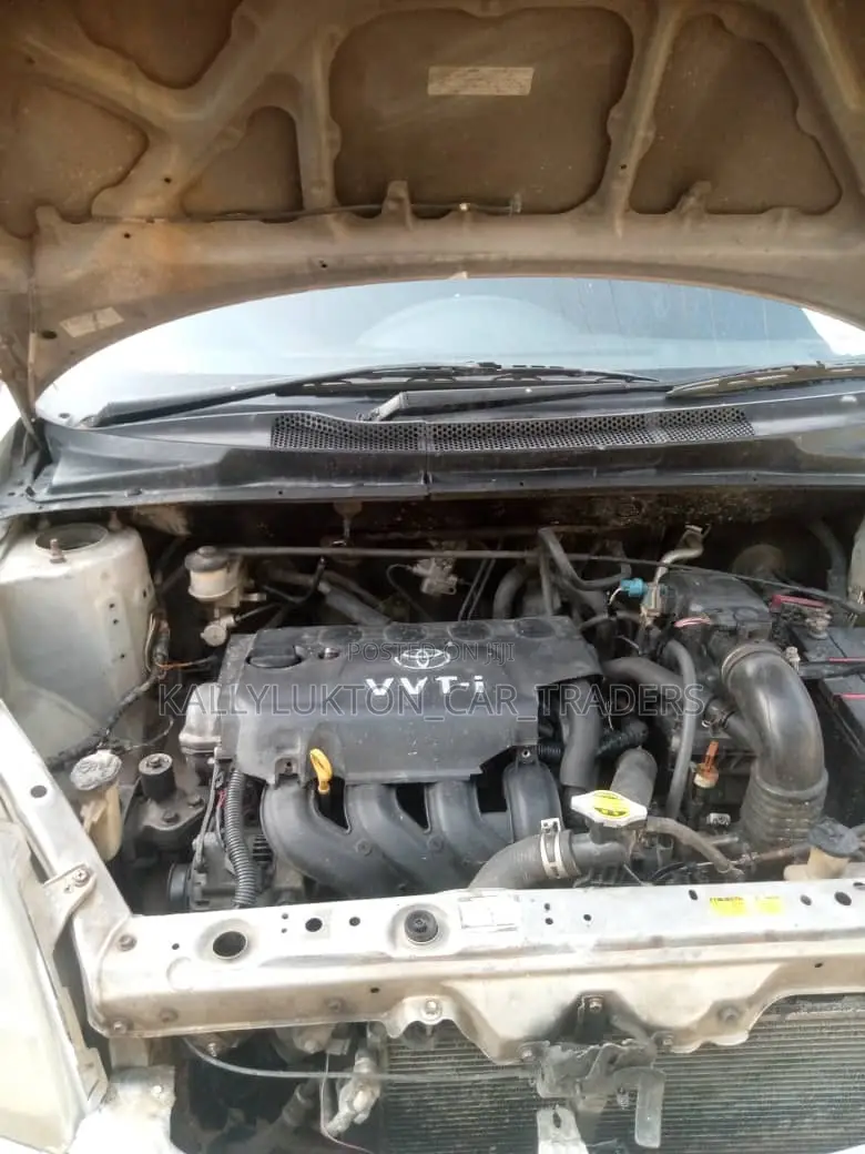 Toyota Vitz 2004 Silver