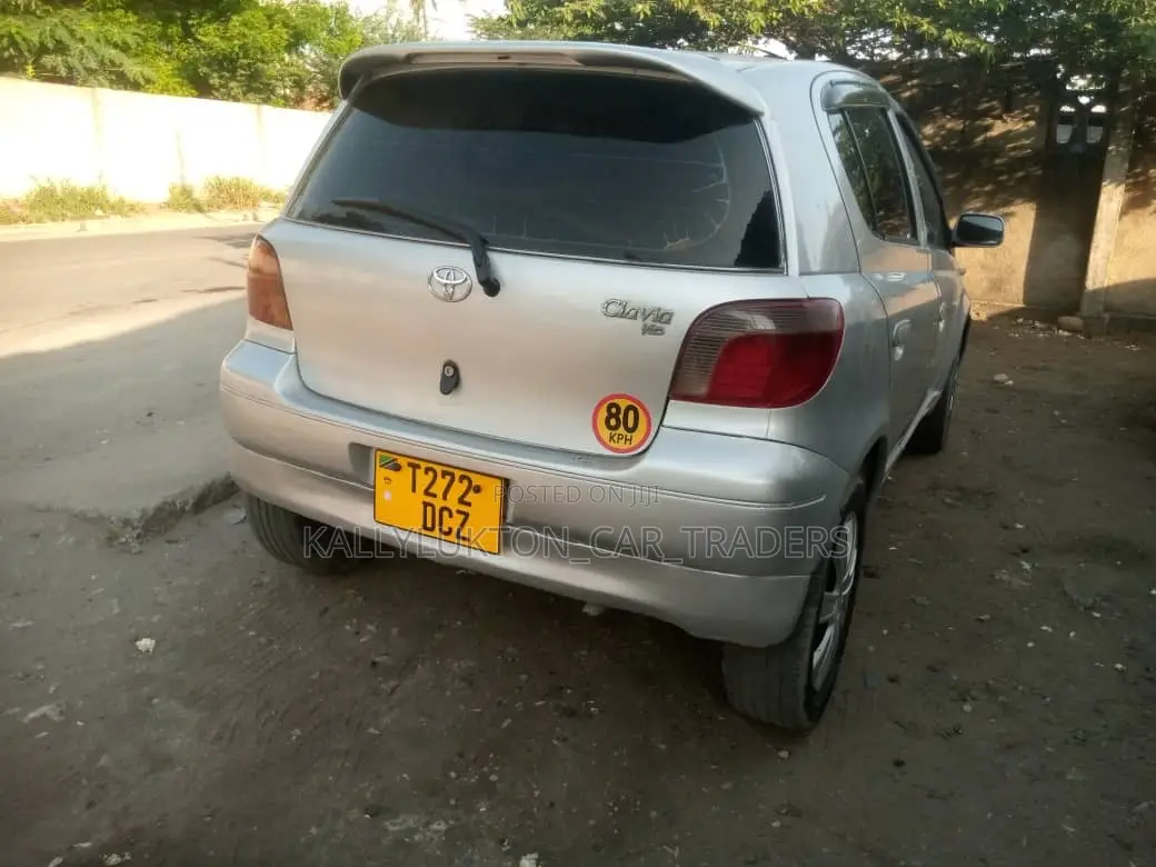 Toyota Vitz 2004 Silver