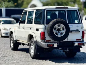 Toyota Land Cruiser 2011 White