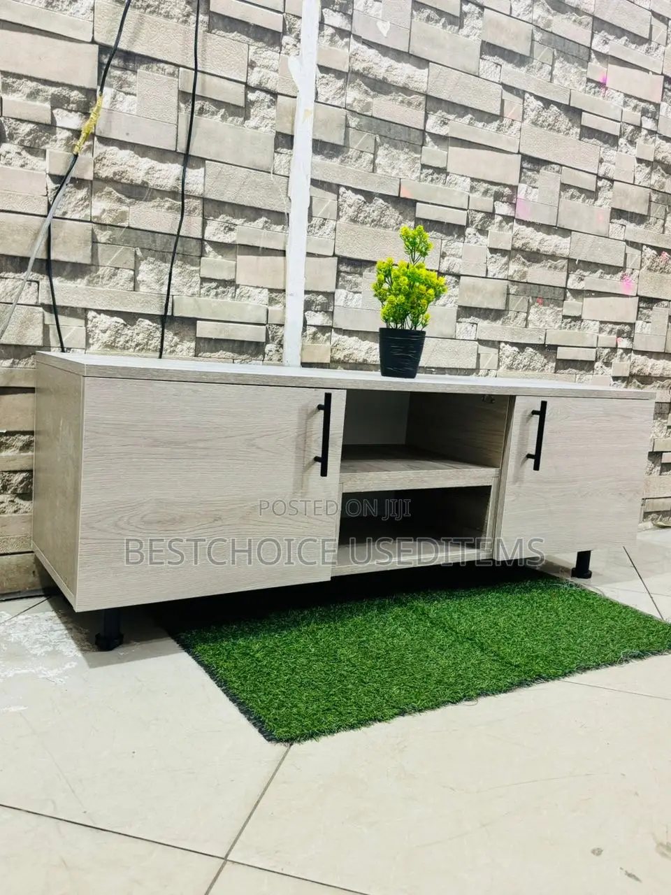 Show Case/ Tv Case Zipo Sample Za Kutosha Swipe Uone