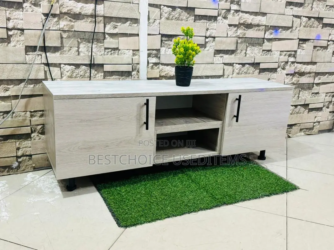 Show Case/ Tv Case Zipo Sample Za Kutosha Swipe Uone