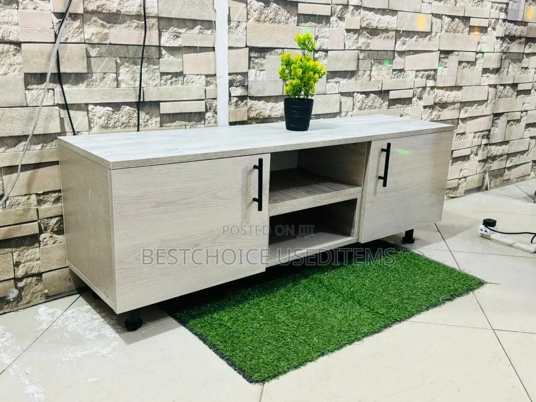 Show Case/ Tv Case Zipo Sample Za Kutosha Swipe Uone