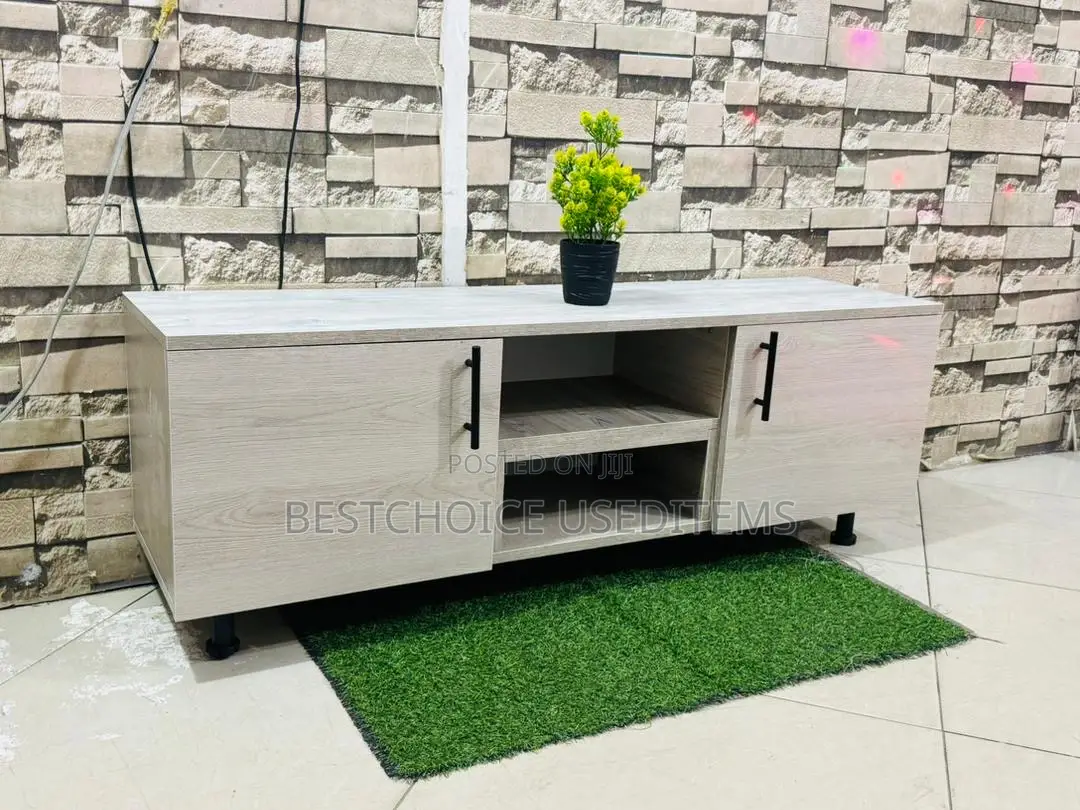 Show Case/ Tv Case Zipo Sample Za Kutosha Swipe Uone
