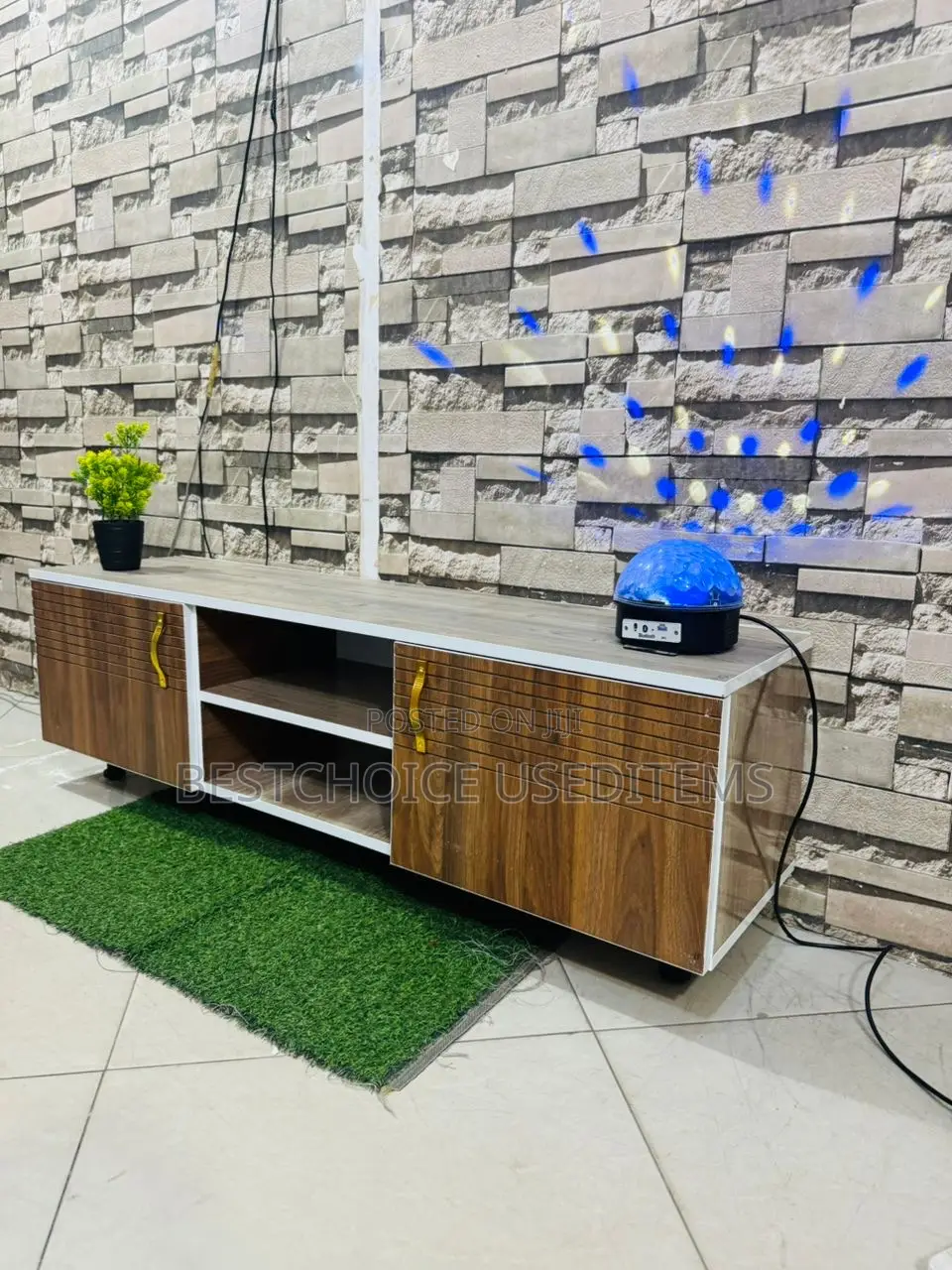 Show Case/ Tv Case Zipo Sample Za Kutosha Swipe Uone