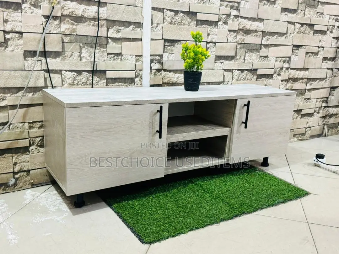Show Case/ Tv Case Zipo Sample Za Kutosha Swipe Uone