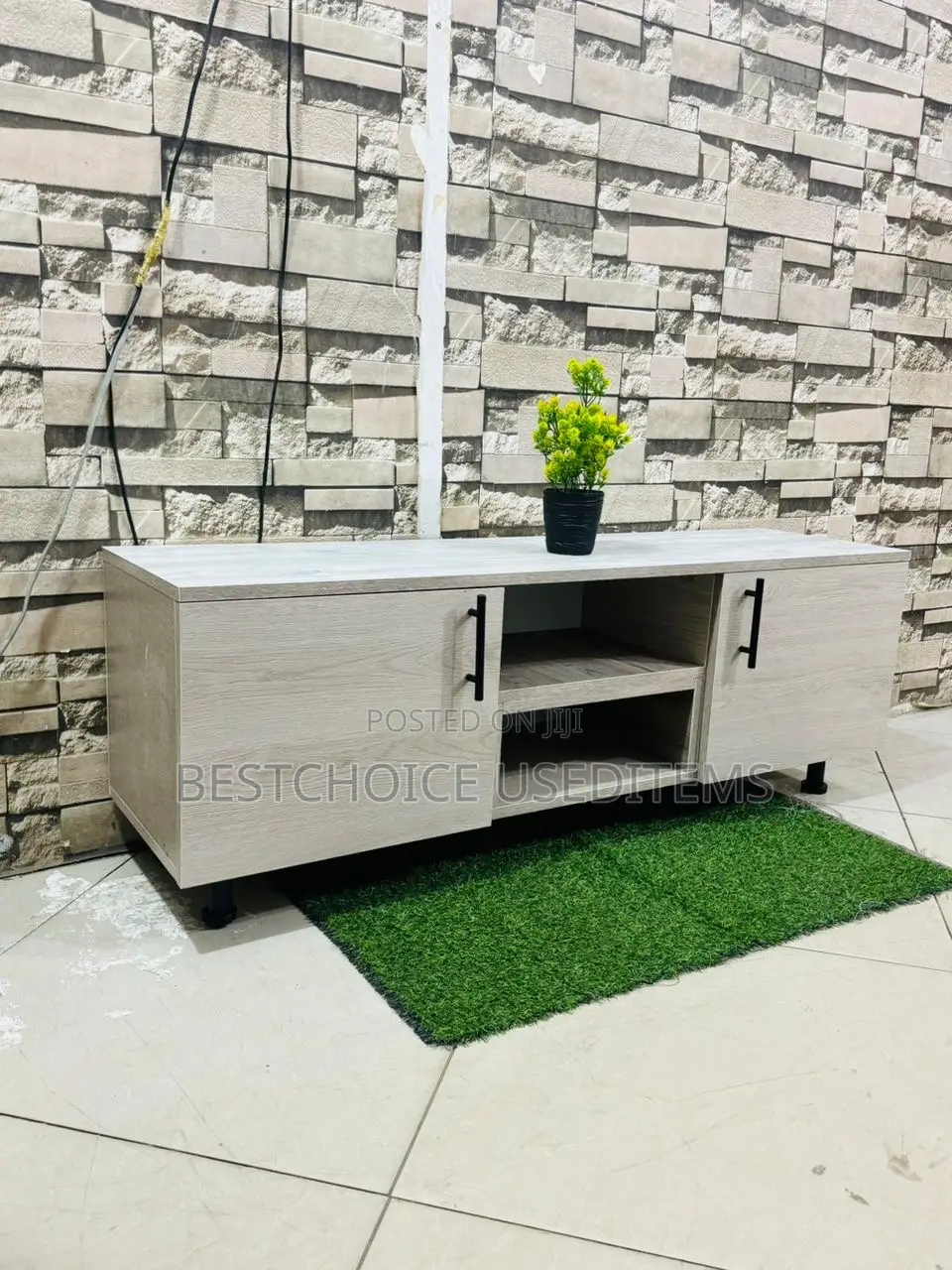 Show Case/ Tv Case Zipo Sample Za Kutosha Swipe Uone