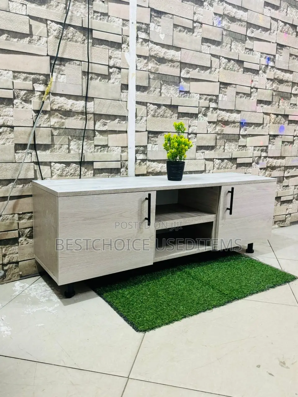 Show Case/ Tv Case Zipo Sample Za Kutosha Swipe Uone