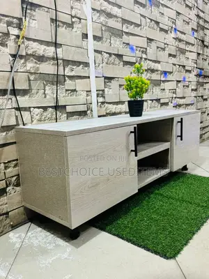 Show Case/ Tv Case Zipo Sample Za Kutosha Swipe Uone