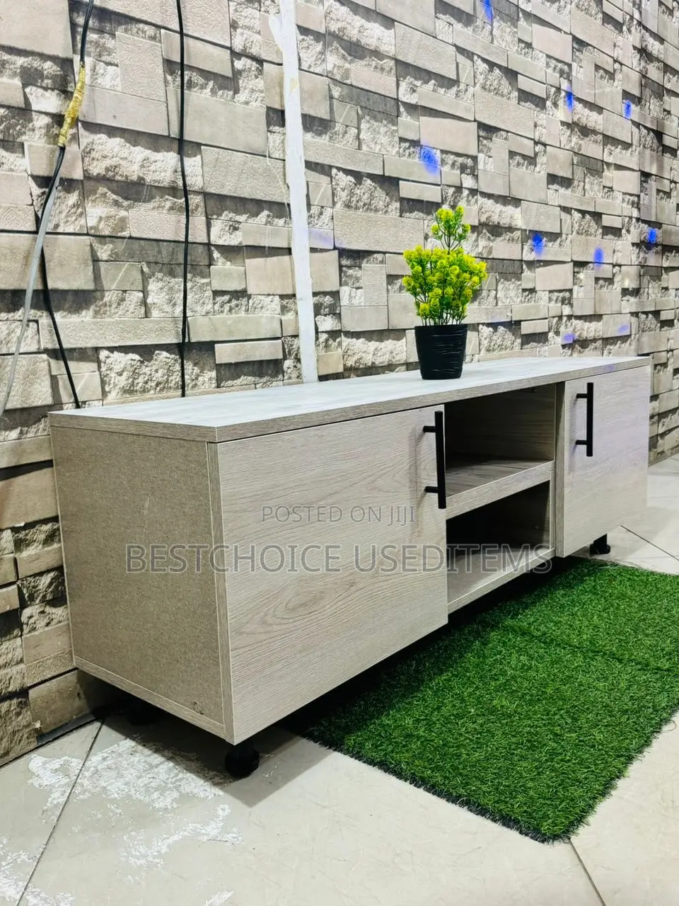 Show Case/ Tv Case Zipo Sample Za Kutosha Swipe Uone