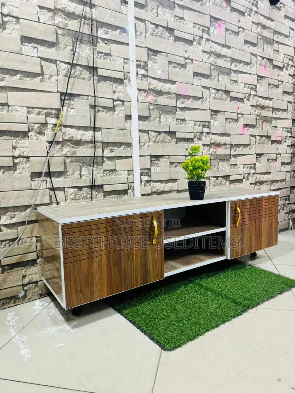 Show Case/ Tv Case Zipo Sample Za Kutosha Swipe Uone