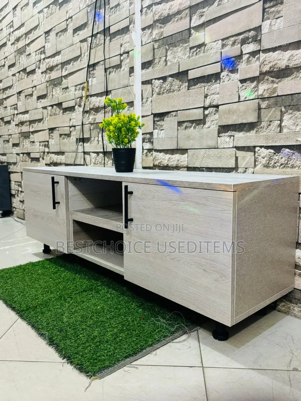Show Case/ Tv Case Zipo Sample Za Kutosha Swipe Uone