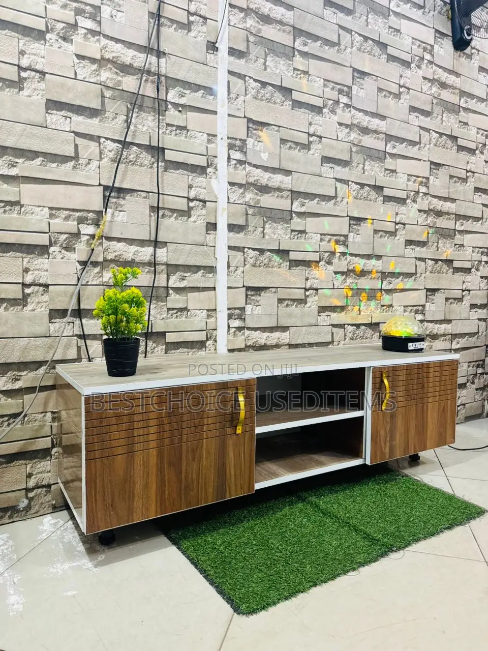 Show Case/ Tv Case Zipo Sample Za Kutosha Swipe Uone