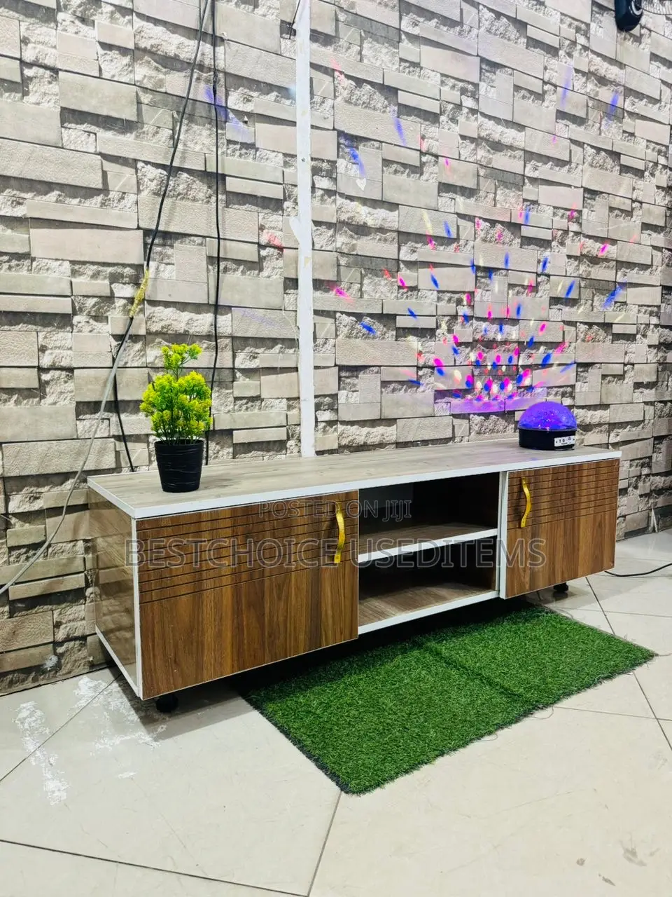 Show Case/ Tv Case Zipo Sample Za Kutosha Swipe Uone