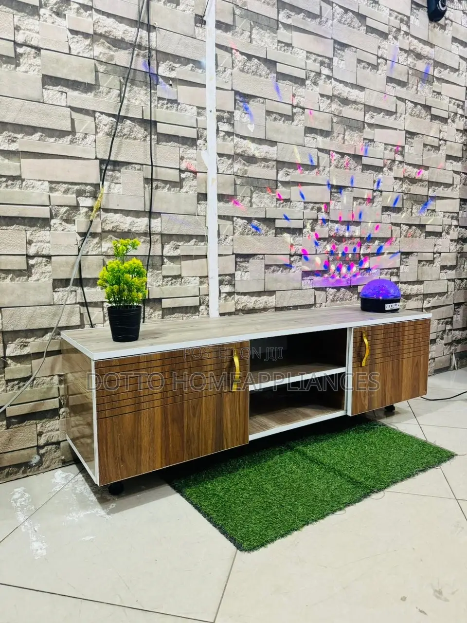 Show Case/ Tv Case Zipo Sample Za Kutosha Swipe Uone