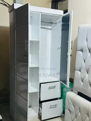 Kabati La Mbao Milango Miwili Limetumika Kidogo