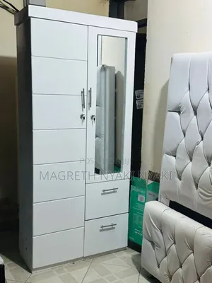 Kabati La Mbao Milango Miwili Limetumika Kidogo