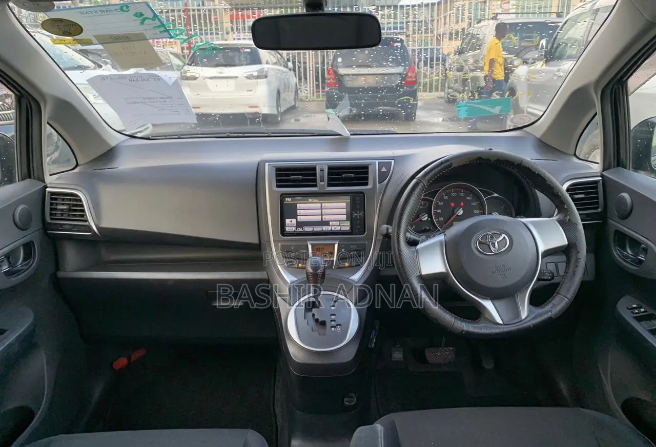 Toyota Ractis 1.5 FWD 2011 Black