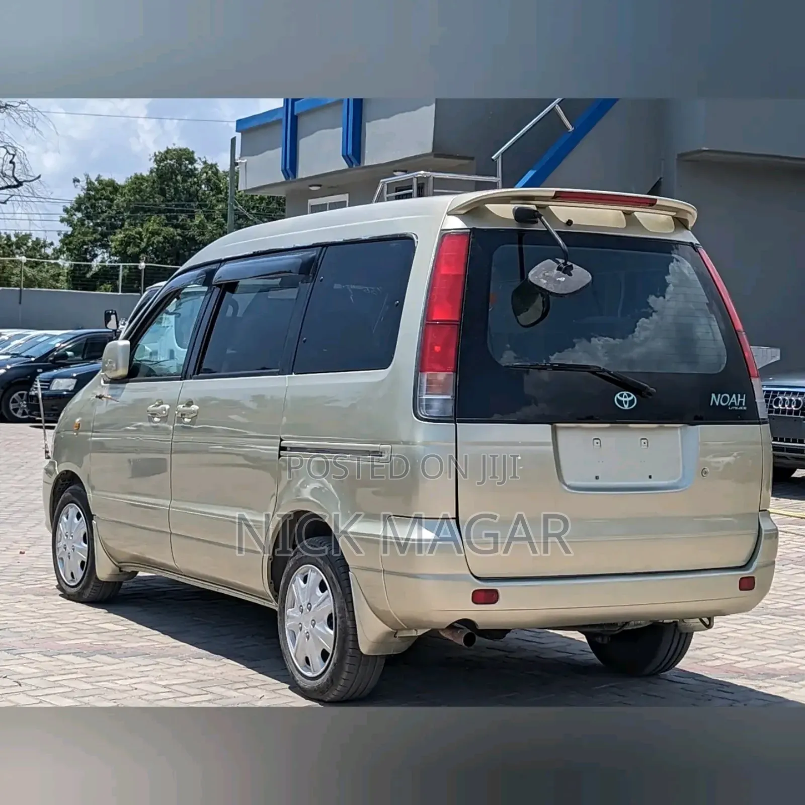 Toyota Noah 2001 Gold