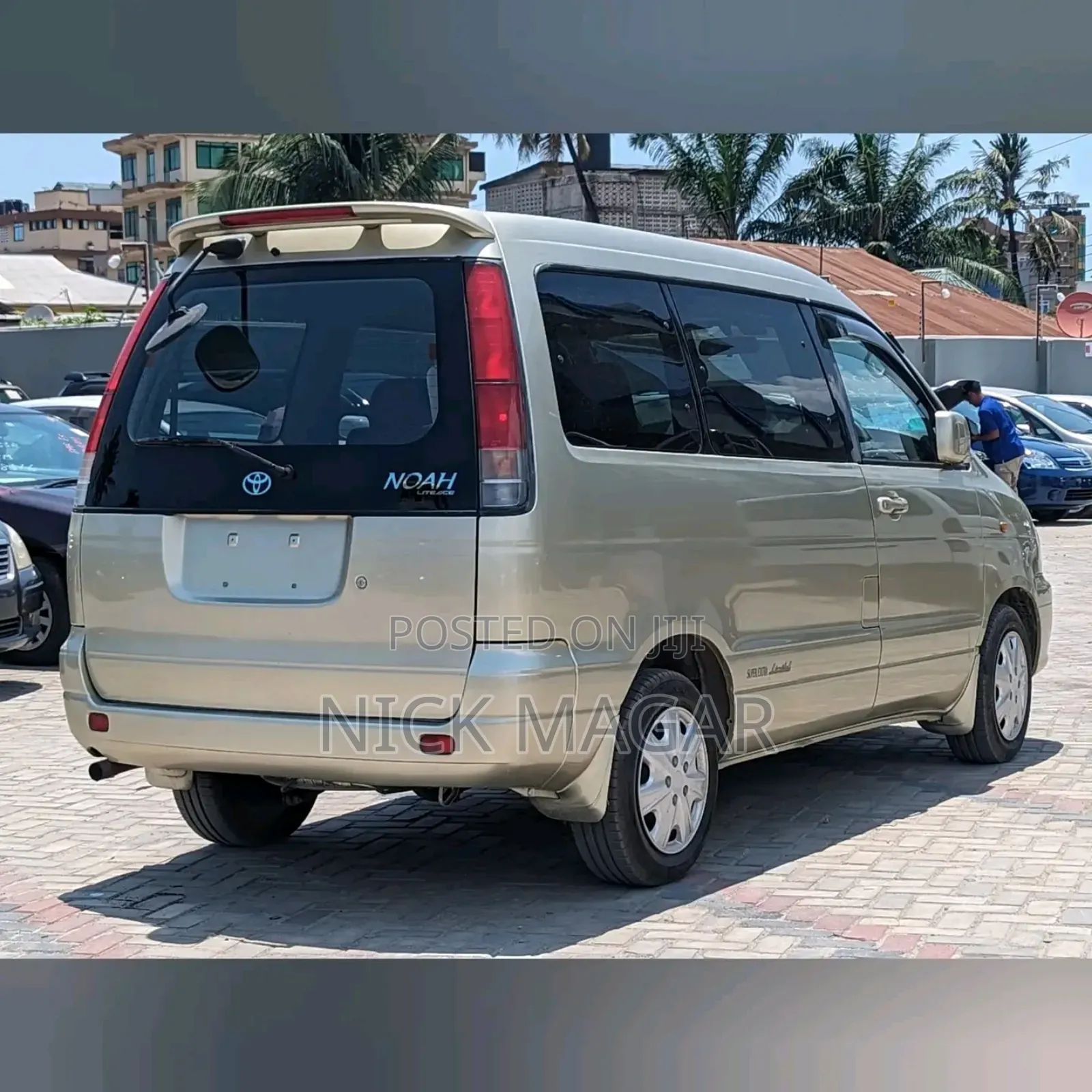Toyota Noah 2001 Gold