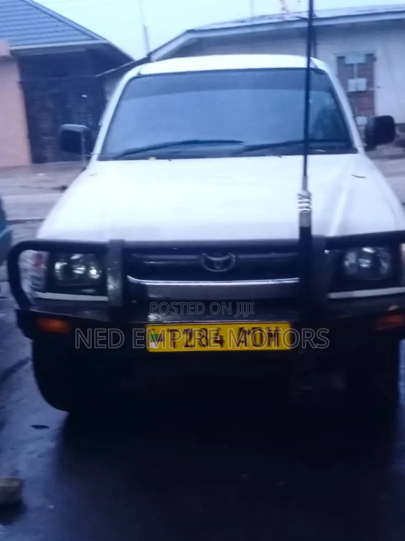 Toyota Hilux 1998 White