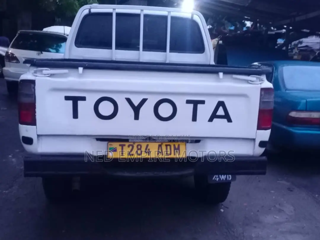 Toyota Hilux 1998 White