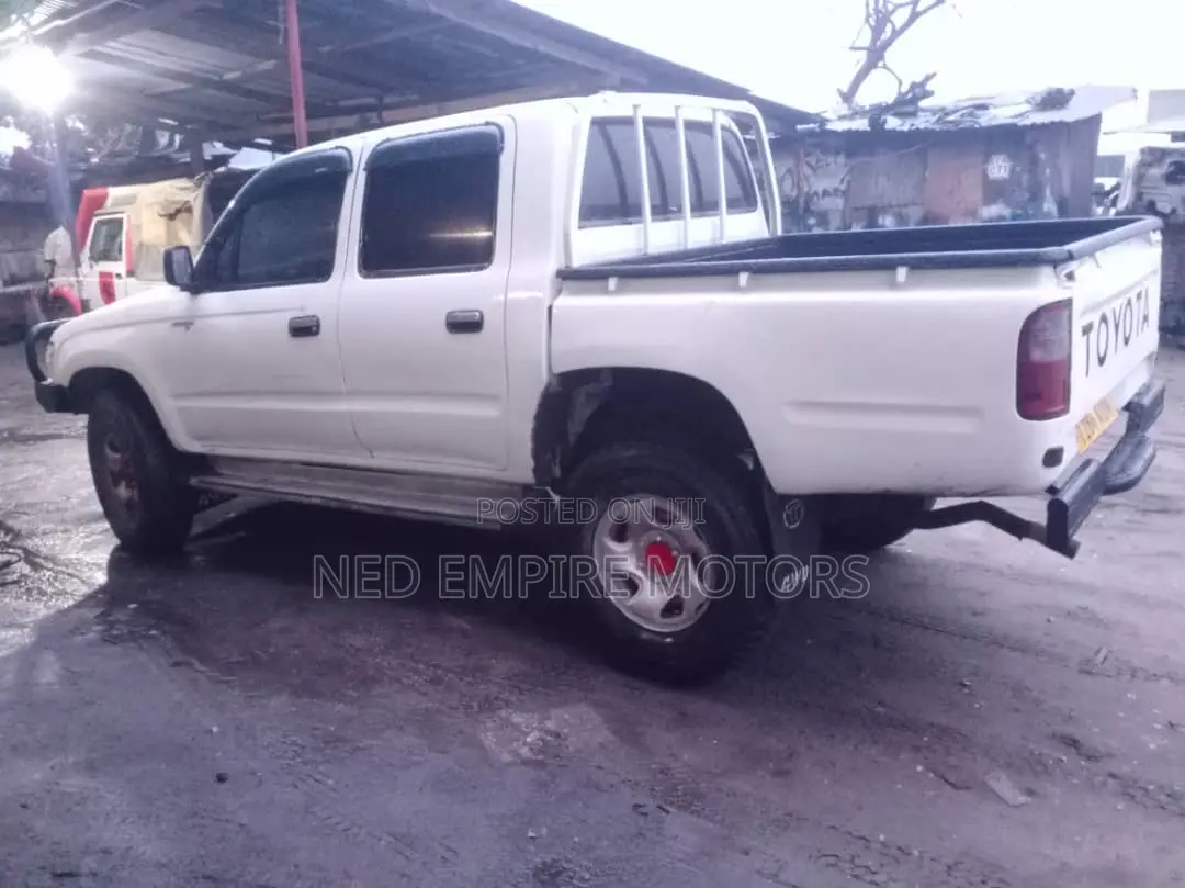 Toyota Hilux 1998 White