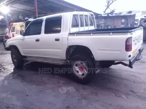 Toyota Hilux 1998 White