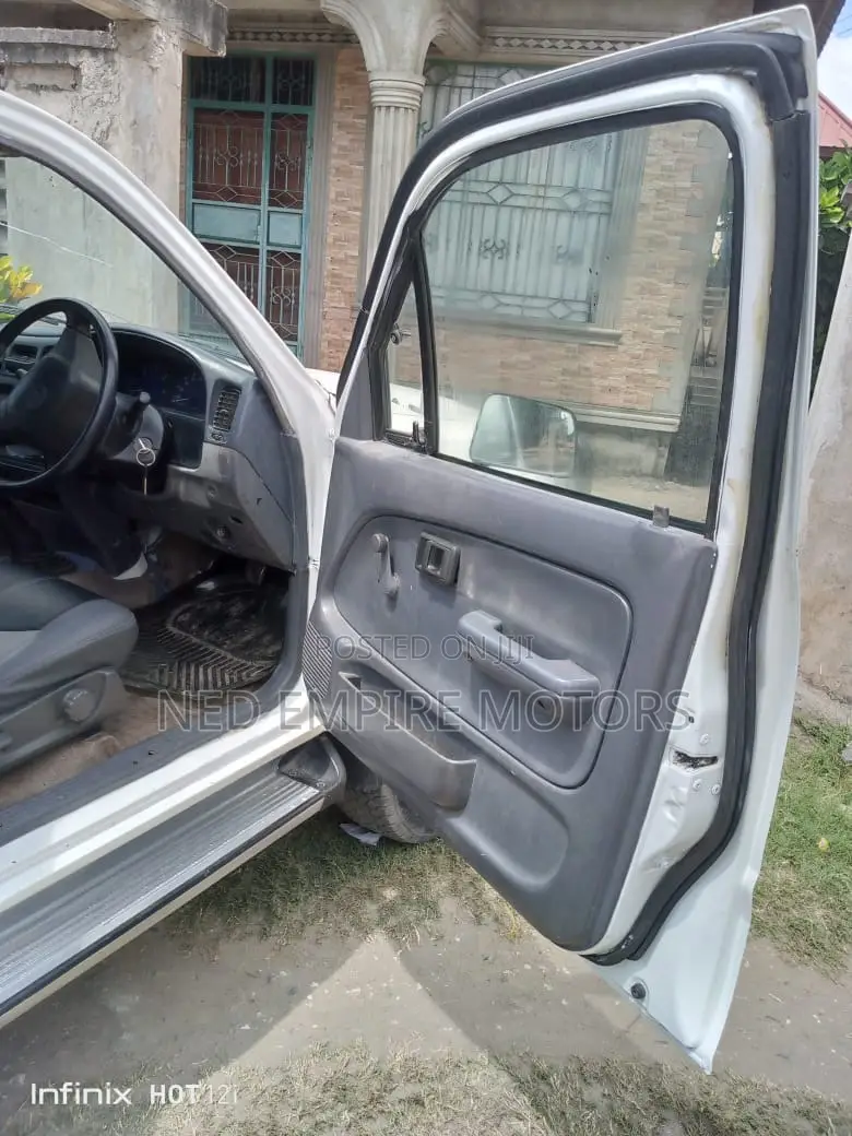 Toyota Hilux 1998 White