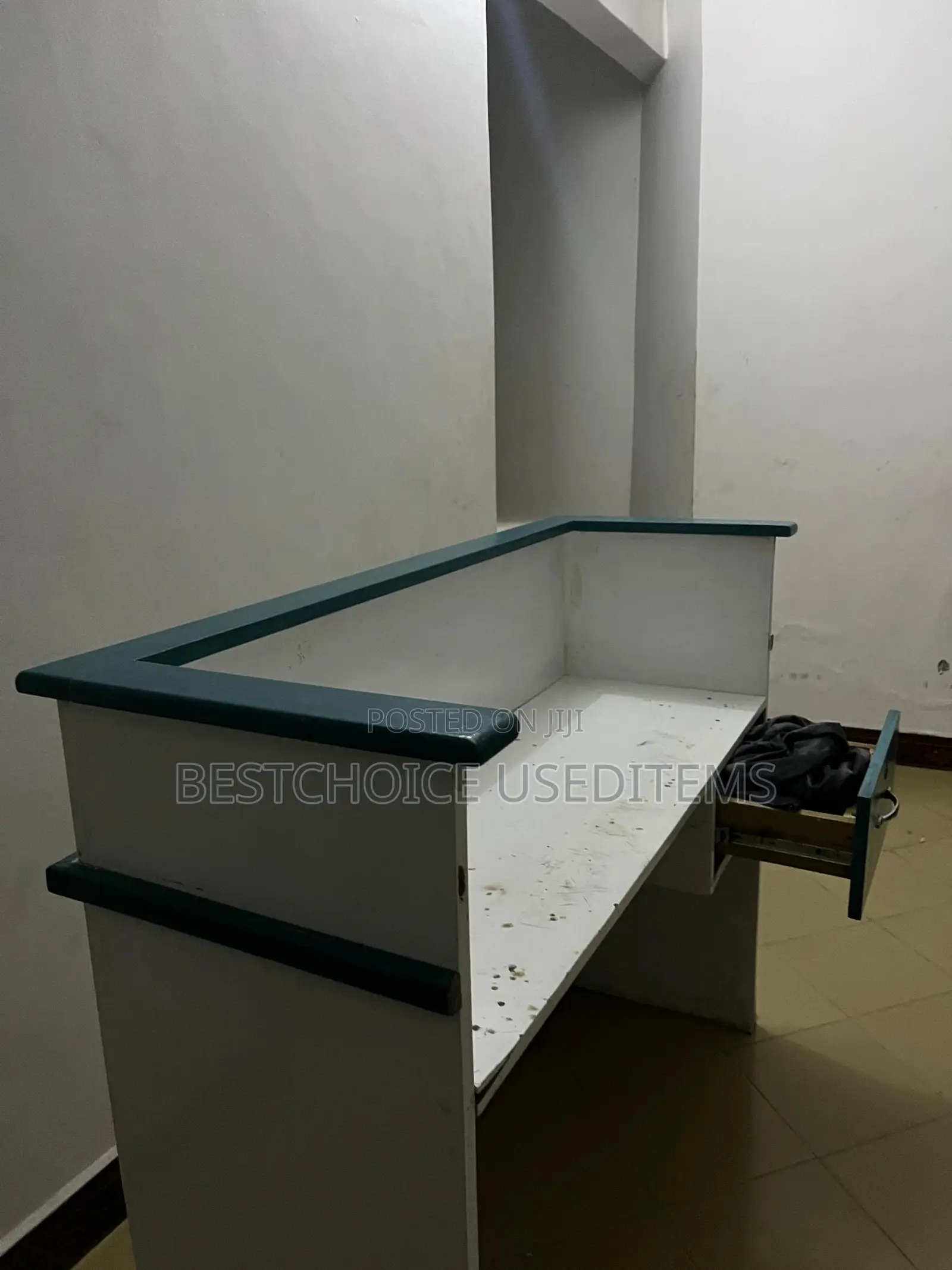 Reception Table Mbao Ngumu Nzuri Mnoo Bado