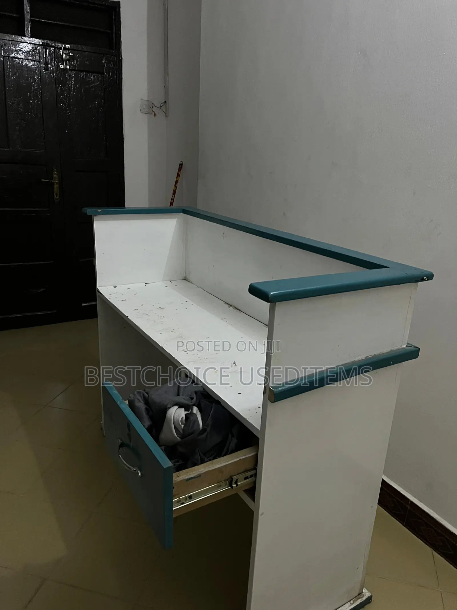 Reception Table Mbao Ngumu Nzuri Mnoo Bado