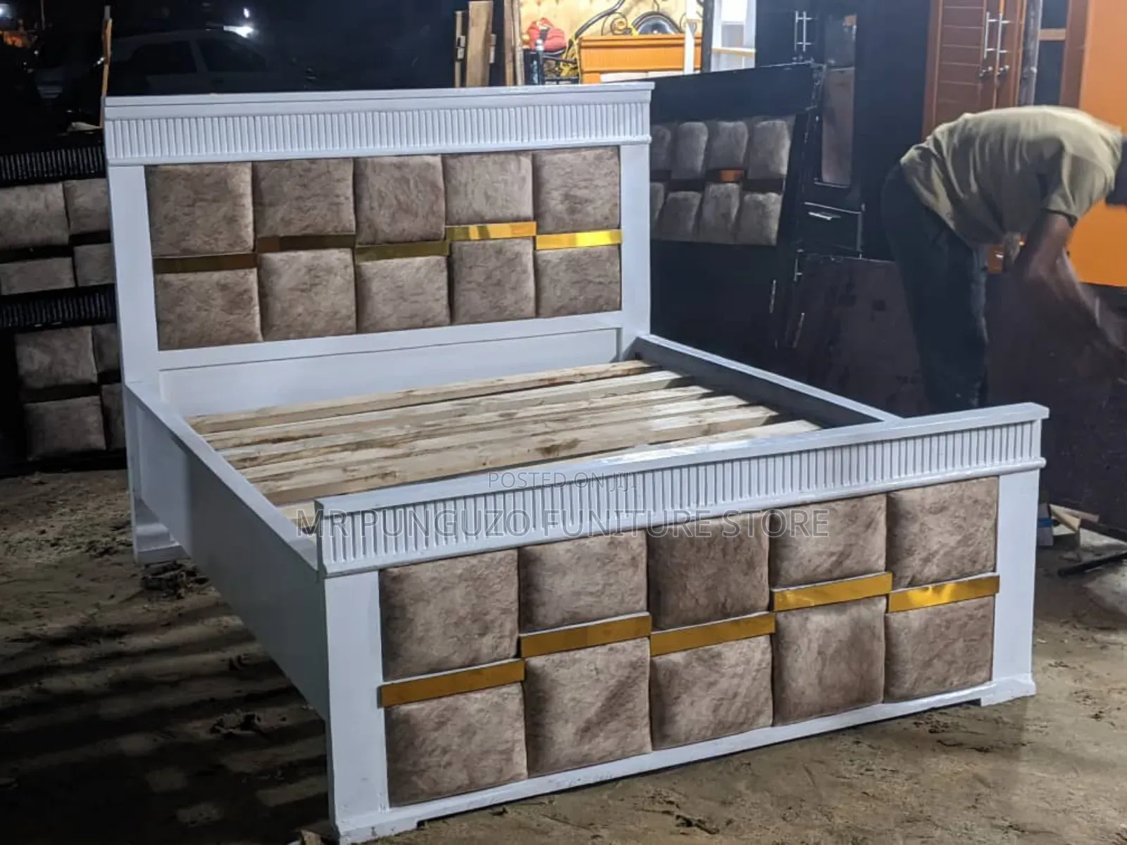 Bed Classic Sana Kitanda Mbao Ngumu Imara
