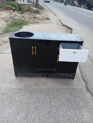Kutchen Cabinet Nzuri Nzurii Rangi Nyeusi Na Droo Nyeupe