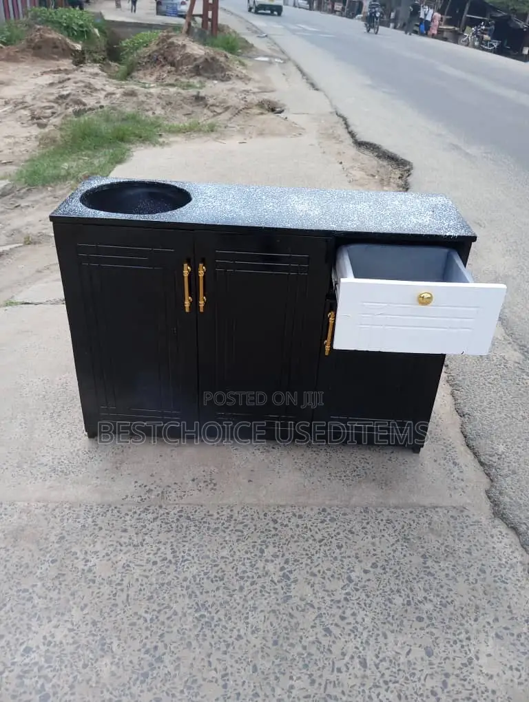 Kutchen Cabinet Nzuri Nzurii Rangi Nyeusi Na Droo Nyeupe