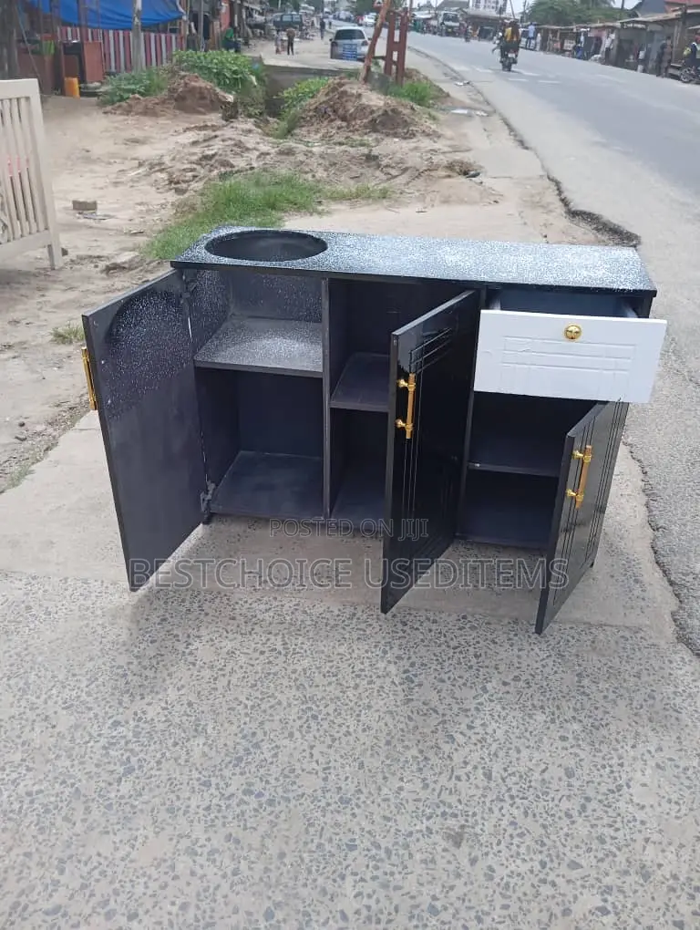 Kutchen Cabinet Nzuri Nzurii Rangi Nyeusi Na Droo Nyeupe