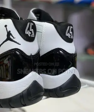 AIR JORDAN 11 Retro