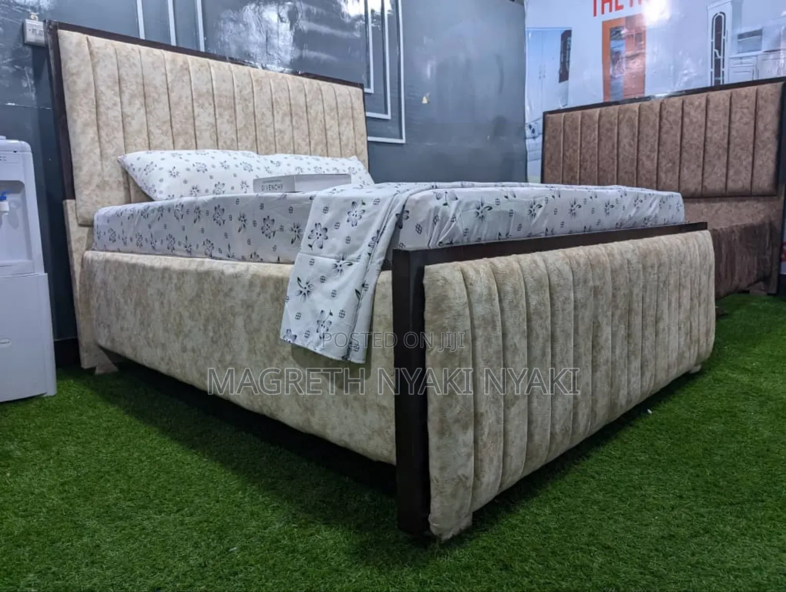 Nauza Kitanda Cha Bed Sofa Godoro Na Shuka Zake