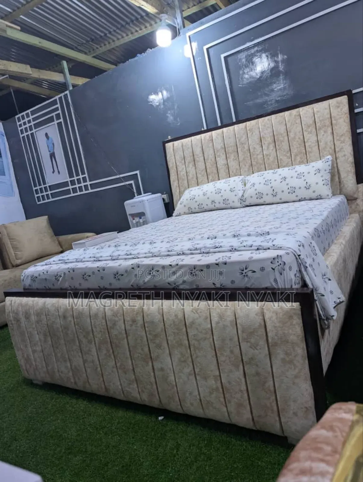 Nauza Kitanda Cha Bed Sofa Godoro Na Shuka Zake
