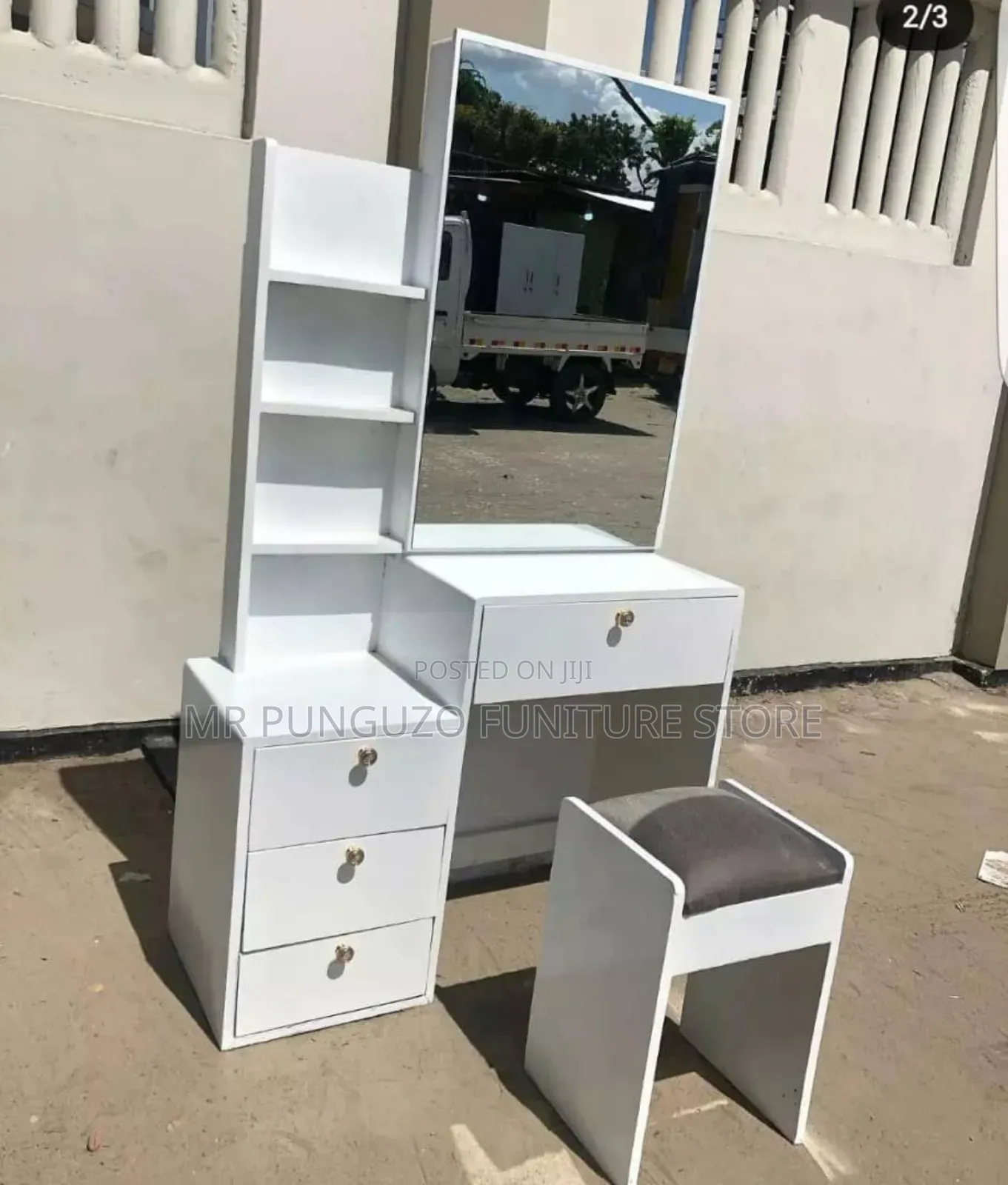 Dressing Table Na Kiti Chake