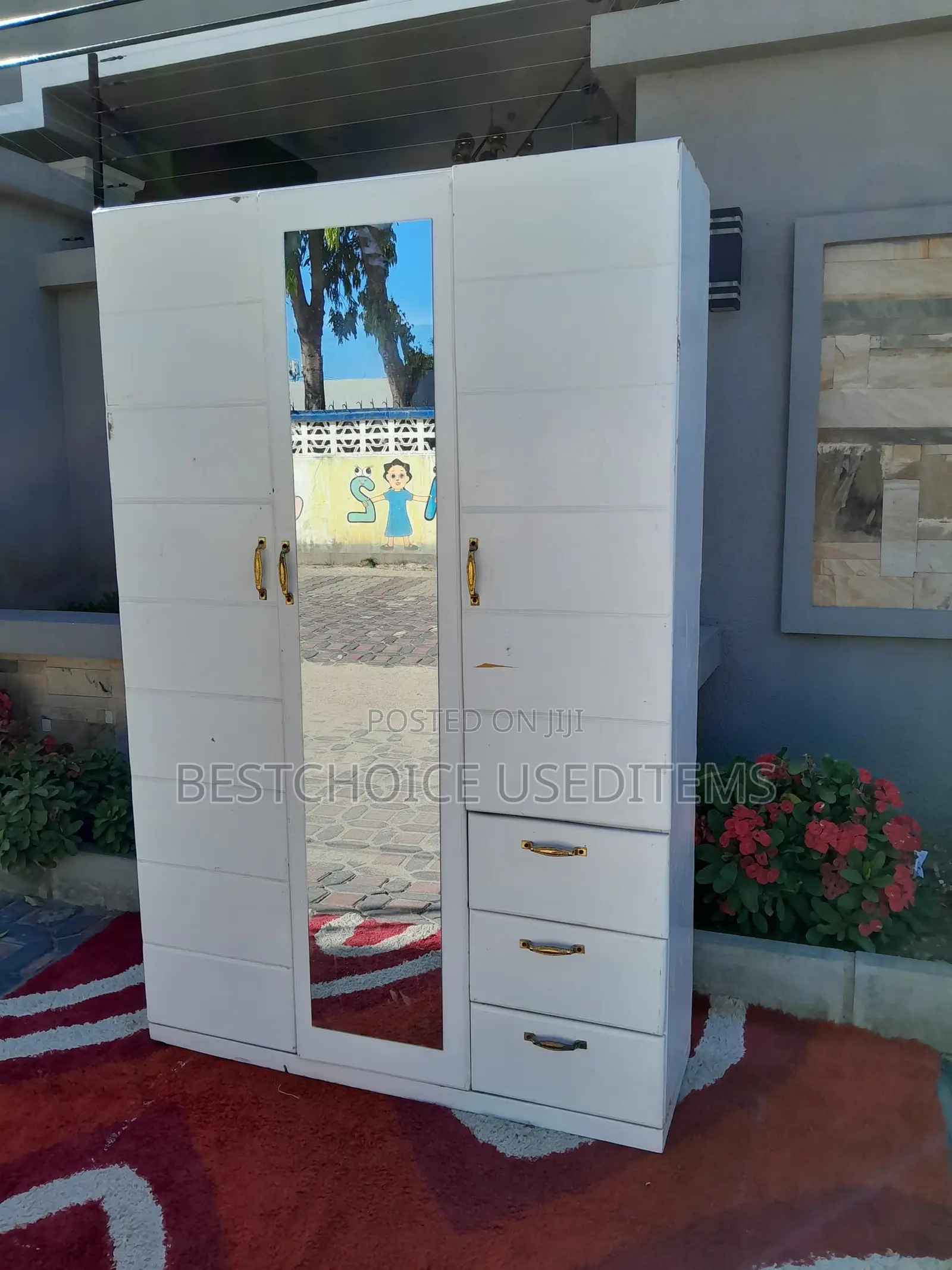 Kabati Mbao Ngumu Mno Milango Mitatu Nyeupe Used Kidogo