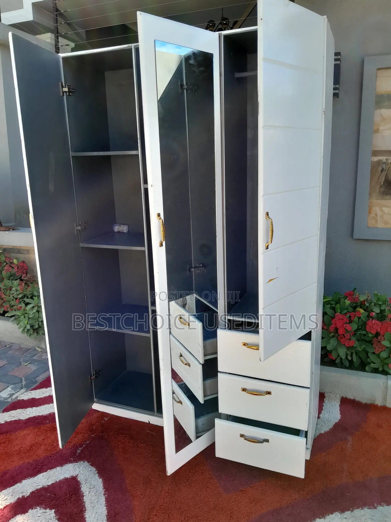 Kabati Mbao Ngumu Mno Milango Mitatu Nyeupe Used Kidogo