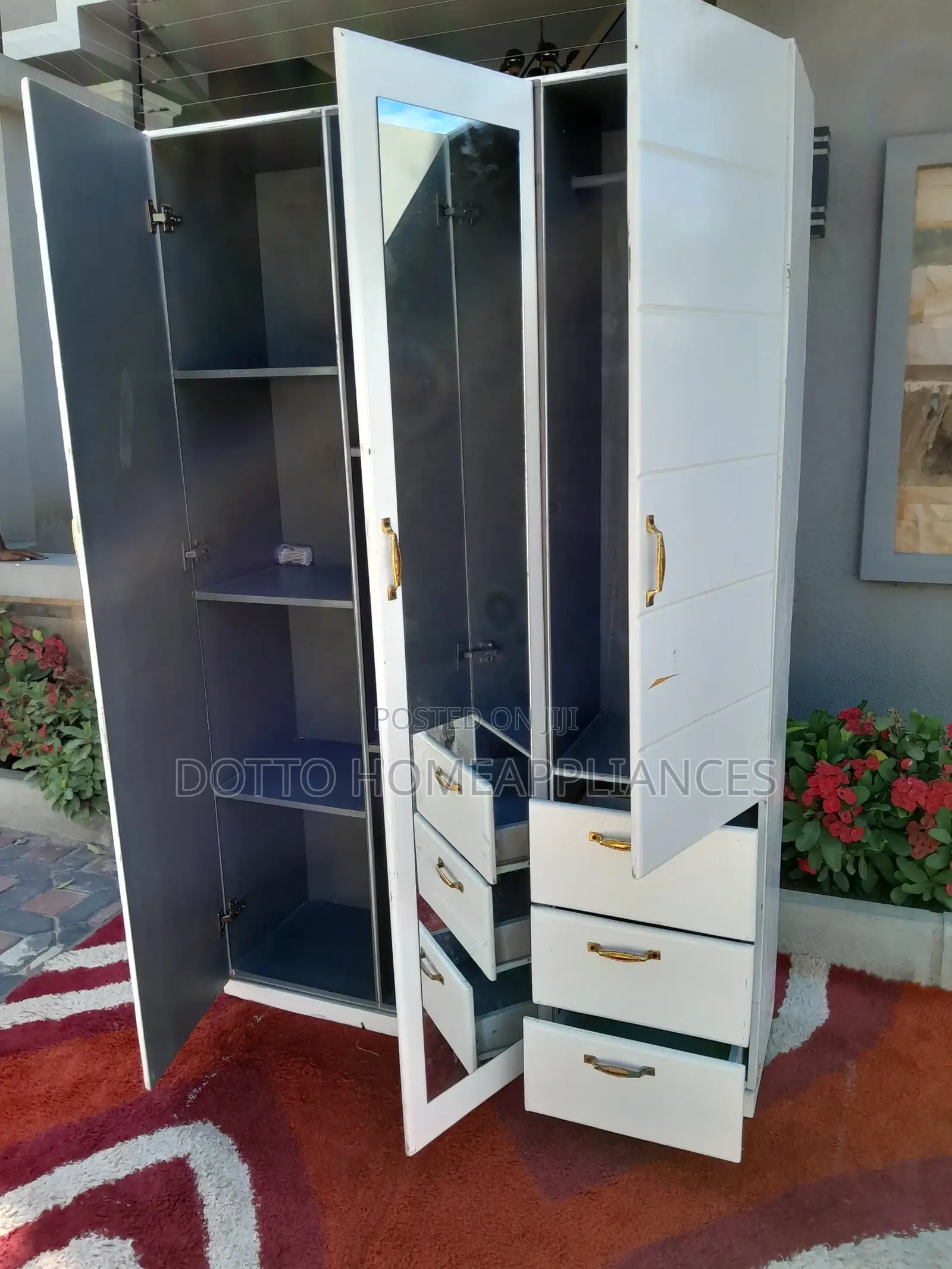 Kabati Mbao Ngumu Mno Milango Mitatu Nyeupe Used Kidogo