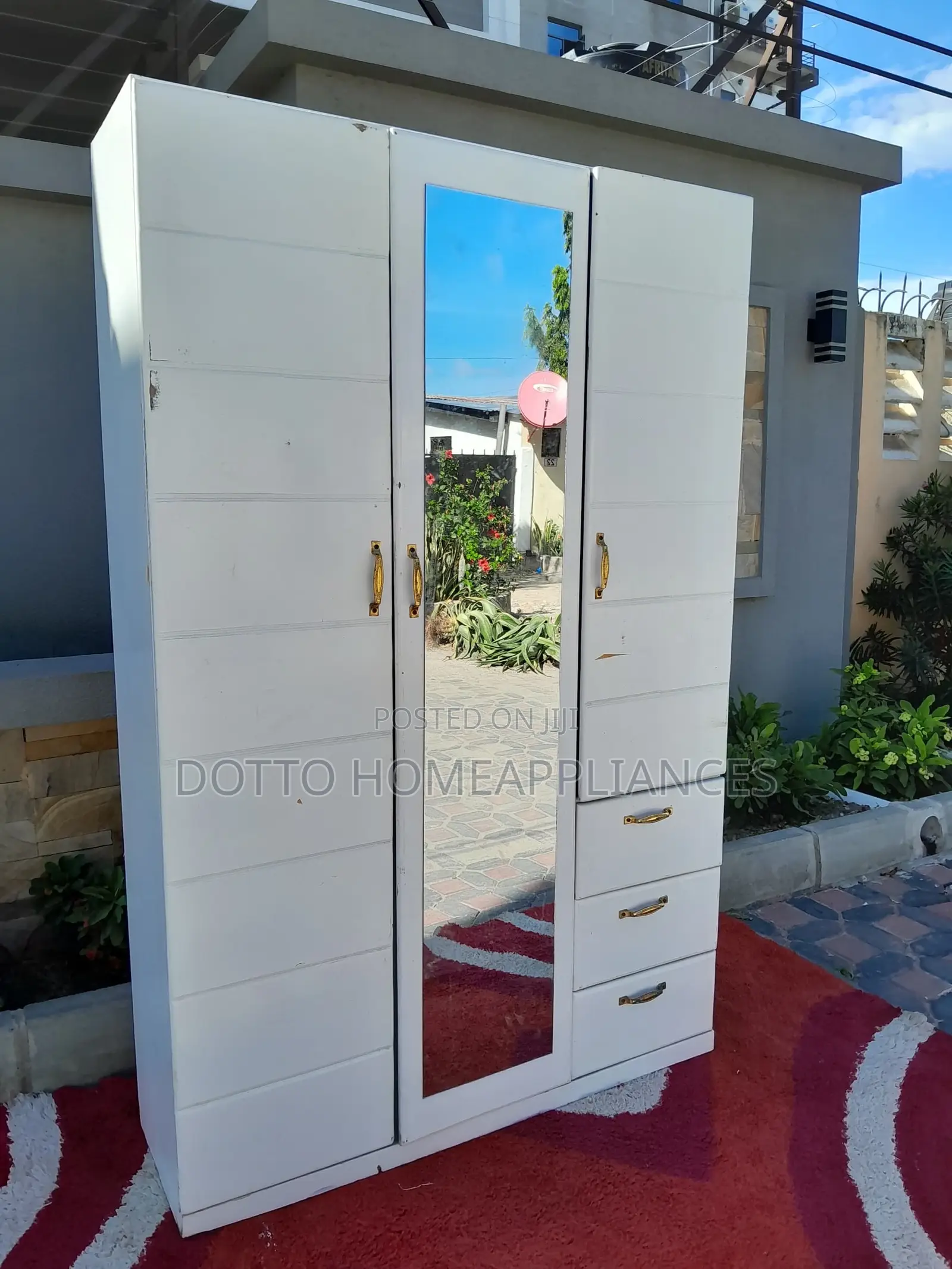 Kabati Mbao Ngumu Mno Milango Mitatu Nyeupe Used Kidogo
